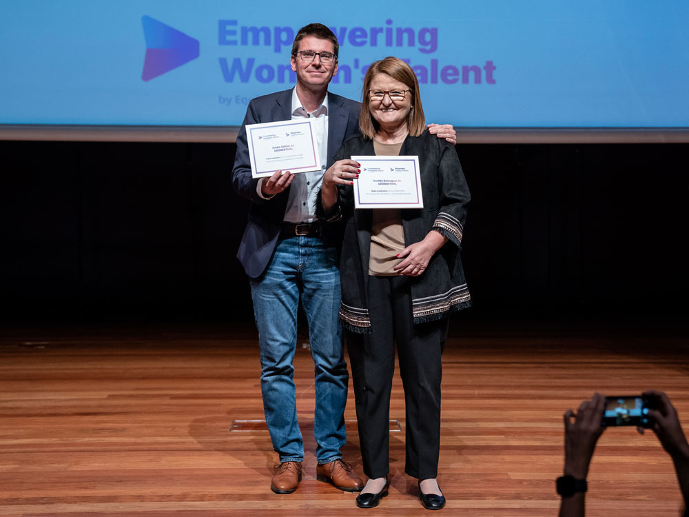 Matilde Belenguer and André Göhler receiving their award certificates