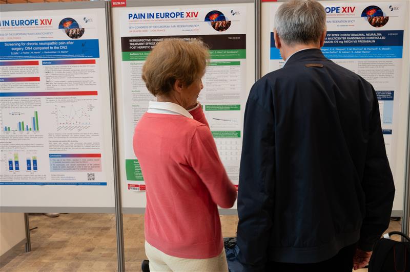 Grünenthal delegate discusses with EFIC® attendee new scientific data.