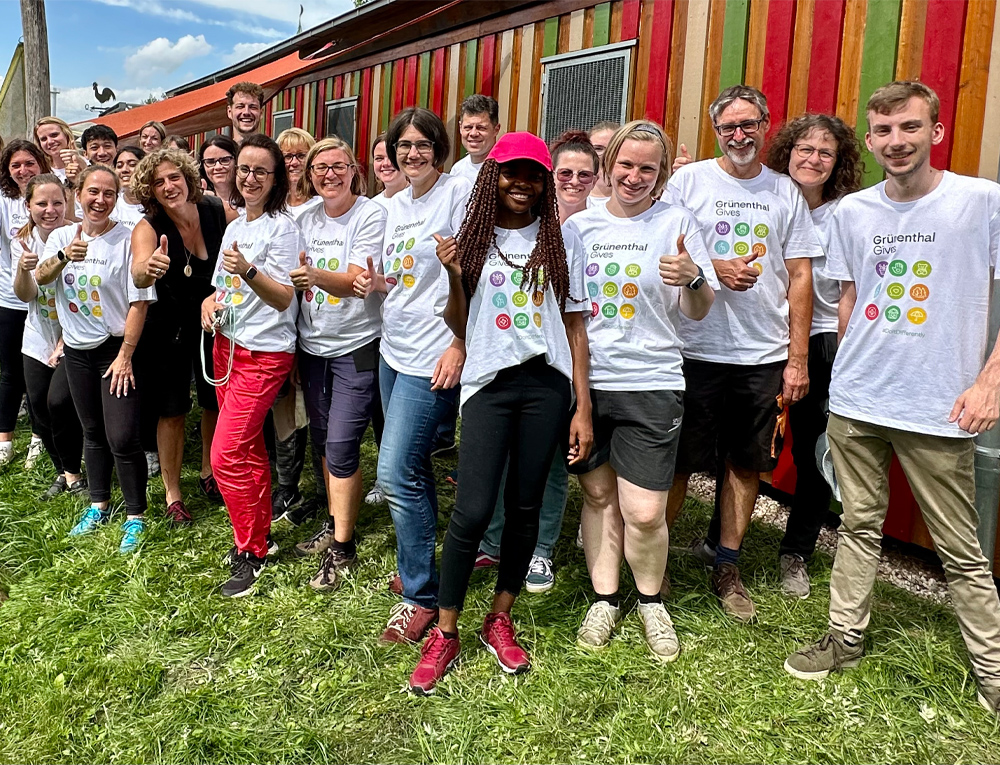 Colleagues from Global HR refreshed the colours of the playhouse for a kids' playground in Aachen.