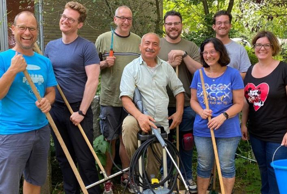 The Site Aachen Leadership Team spent their Grünenthal Gives Day cleaning and sprucing up balconies at a hospice, including replanting balcony boxes and revitalizing furniture.