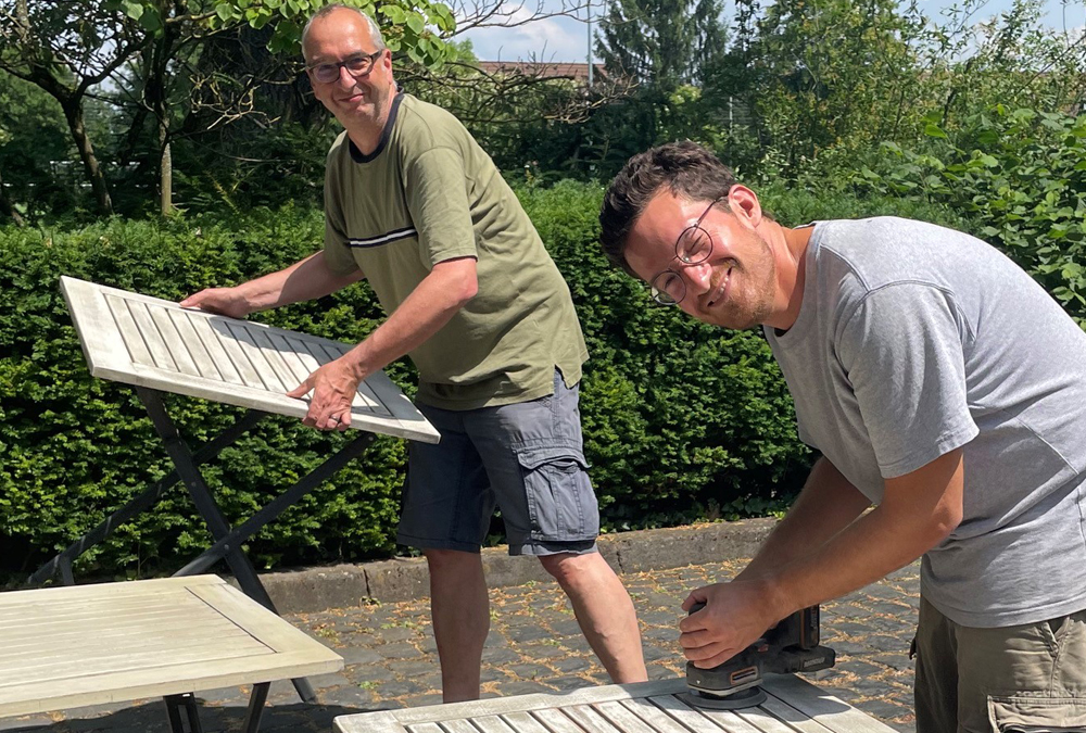 The Site Aachen Leadership Team spent their Grünenthal Gives Day cleaning and sprucing up balconies at a hospice, including replanting balcony boxes and revitalizing furniture.