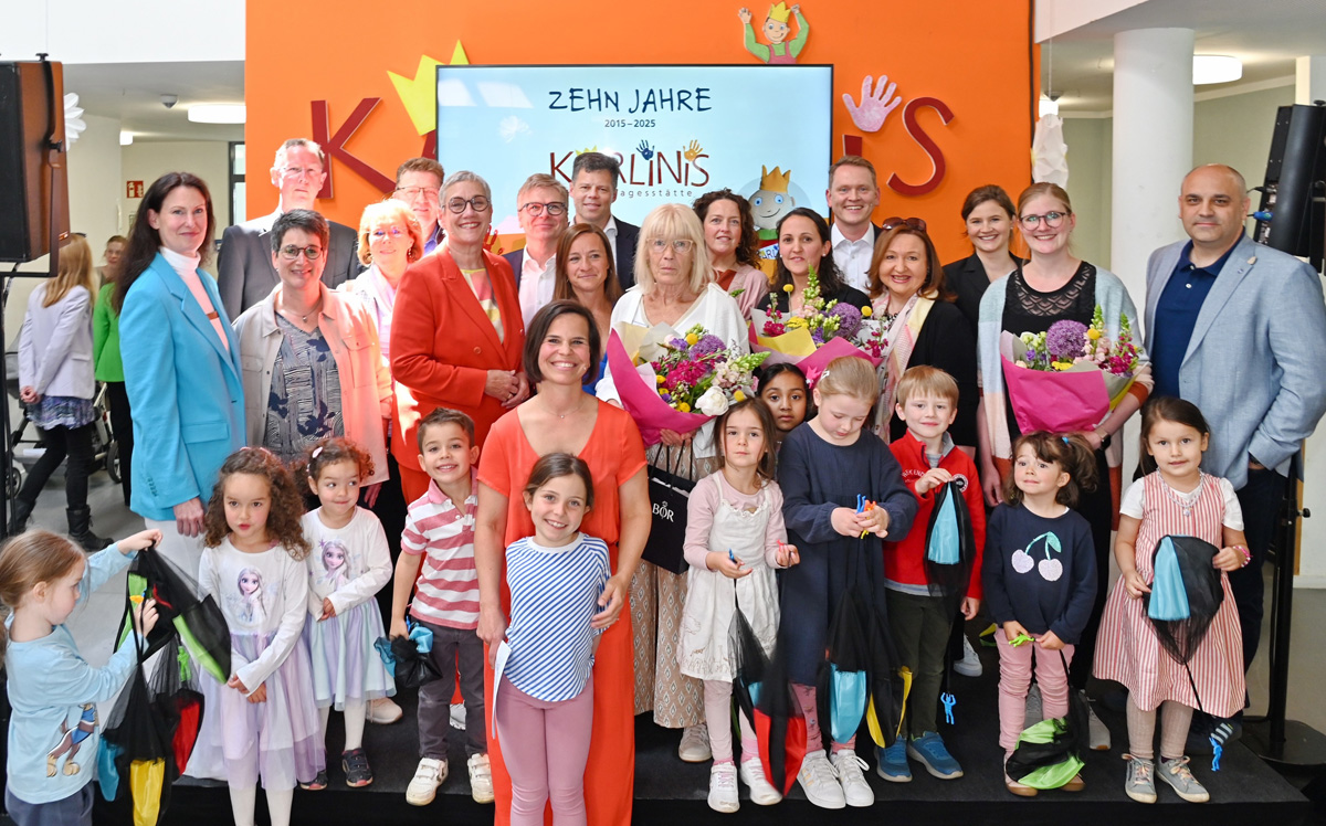 Impressions from the 10 Years of Karlinis Daycare anniversary celebration: group photo on stage