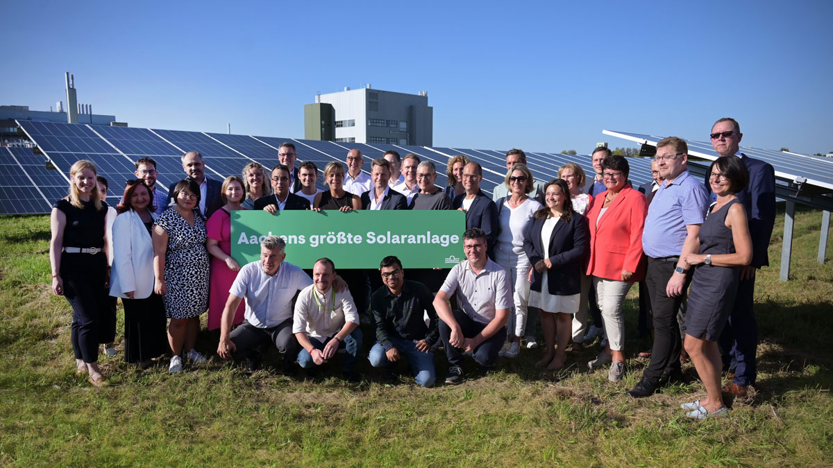 Group picture with external guests in front of Grunenthal’s new solar parc