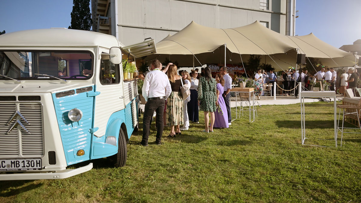 Relaxing summer atmosphere at the event tent on the Grünenthal Campus in Aachen