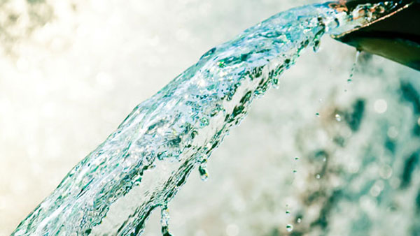 “Close up of water gushing out of the pipe” © nitimongkolchai