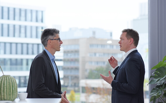 Grünenthal General Counsel Sebastian Köhler talking to an employee